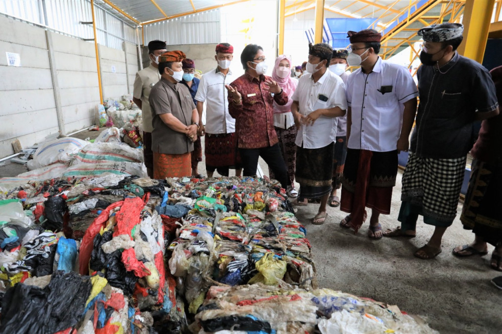 Bupati Giri Prasta Tinjau TPST Samtaku di Jimbaran, Komitmen Selesaikan Masalah Sampah di Sumbernya